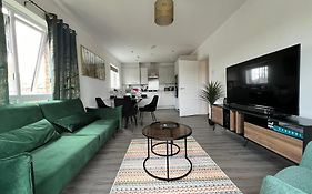 Modern 2 Bedroom Apartment